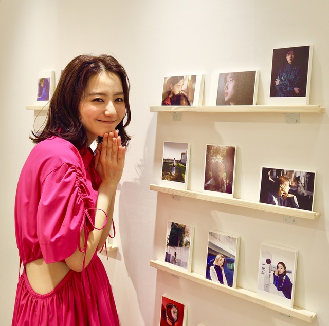 高田里穂さんが福岡パルコに来場「私が撮りたかった女優展」