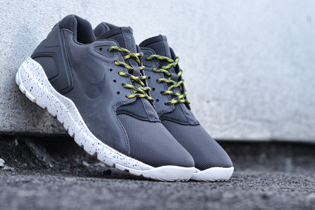 nike-mobb-ultra-low-dark-grey