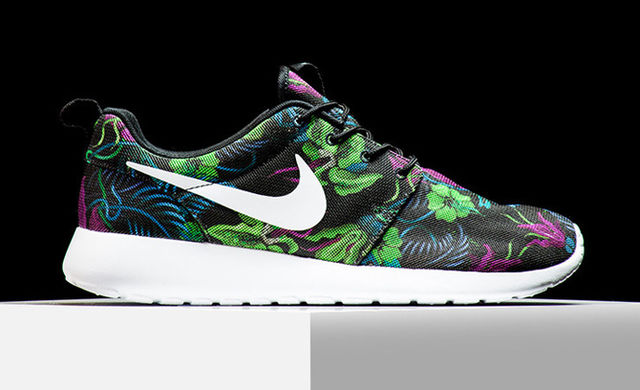 nike-roshe-run-print-fuchsia-floral-05