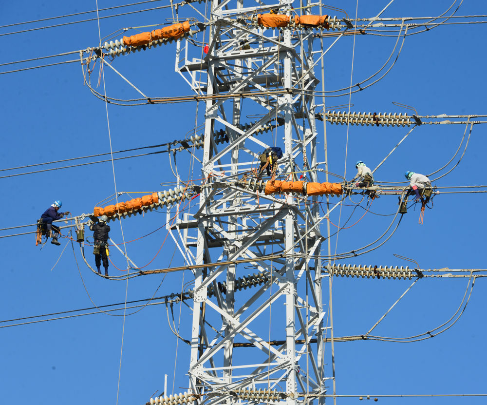 高圧送電線鉄塔で作業する人々 福suke笑顔のblog