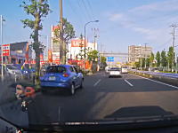 この事故どっちが悪い？環七通りで超速のジュークvs車線変更ワーゲンバス。