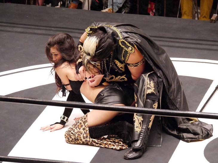 【朗報】女子プロレスの試合中、選手のブラのホックが外れるというハプニングｗｗｗｗｗｗｗｗwwww