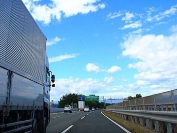 「あおり運転」の被害経験、トラックドライバーの7割があり