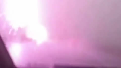 衝撃映像 走行中のトラックに雷が落ちる瞬間映像