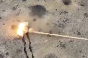 【軍事】ロシアの戦闘車に逃げ場無し。地上からATGM、空から爆弾を落とされるBMP-1の映像。