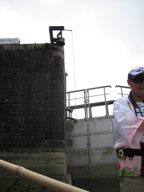 閘門を開ける鐘