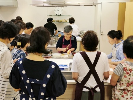 皆さんの目線は先生の手元に集中