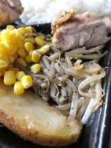 グリルチキンの下にはもやし。