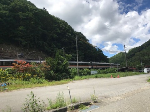 高山本線の特急と並走するのは国道41号の醍醐味