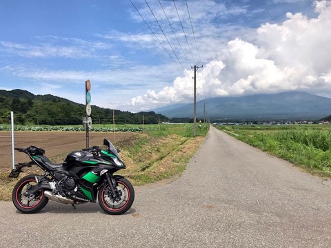 浅間山が見晴らせる綺麗な道