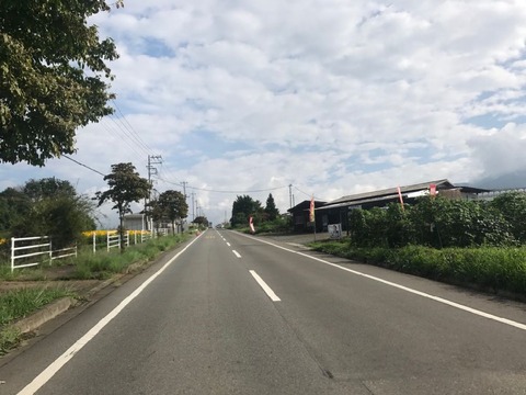まっすぐなみちが続く