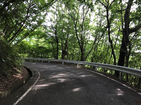狭くて急な笹子峠を抜ける