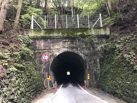 途中でくぐるのは大地野トンネル