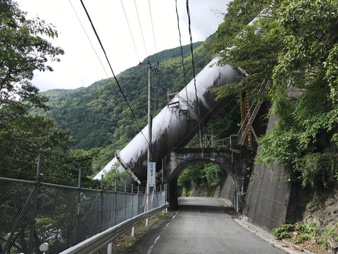 頭上を抜ける畑薙第二発電所の導水管