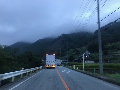トラックの後ろをチンタラ走って笹子へ