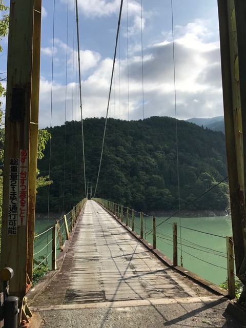 井川大橋は片側通行の長い吊り橋