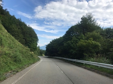 県道106号の峠道をゆったり下る