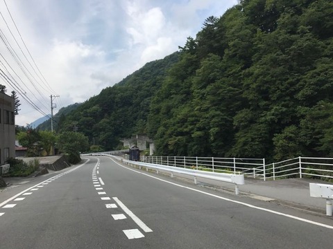 峠を下りきったところで西からきた国道474号と合流