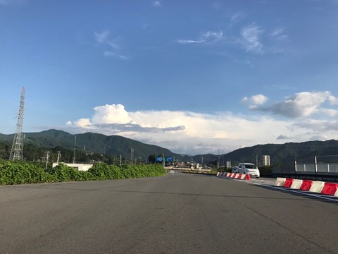 北に少し雲の塊がありますが、上空は澄んだ綺麗な青空