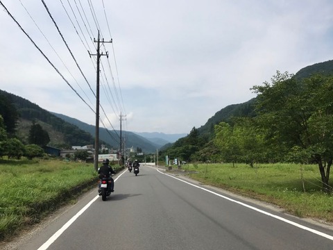 天気は明るく影が落ちる程度の薄曇り