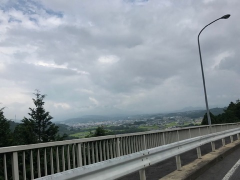 晴れてれば飛騨の山を背景にいい景色が見えそうなスポット