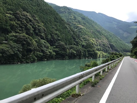 細く長く続く秋葉湖は川なのか湖なのかわからない