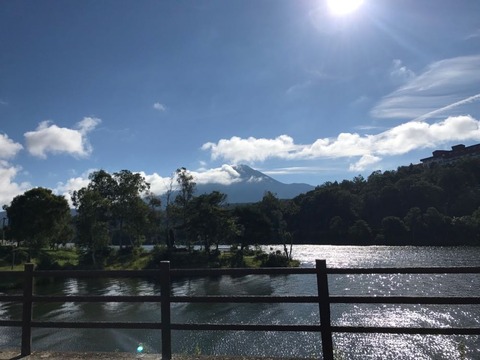 富士の本栖湖と似た白樺湖の風景