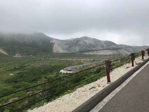 スカイラインの火山性の台地を突っ切る道は非現実感がある