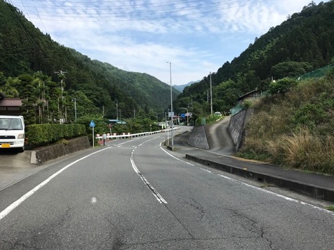 県道37号で小鹿野へ北上し、そのまま県道71号で土坂峠へ