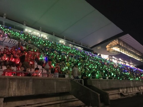 赤と緑のイルミネーションが綺麗なグランドスタンド