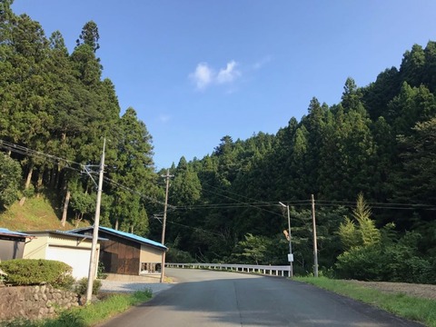 三倉で県道58号と重複したのち、再び別れて63号はさらに西に