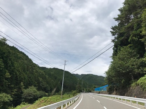 県道506号は綺麗で大きなヘアピンが連続