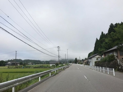 津具の街並みを抜ける