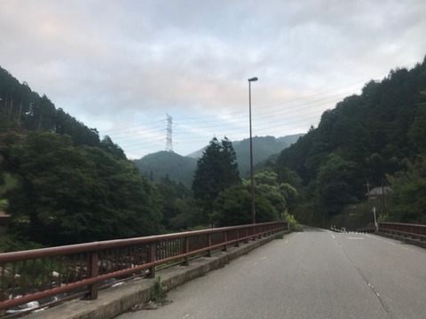 上粕尾のあたりでは雲の向こうに青空