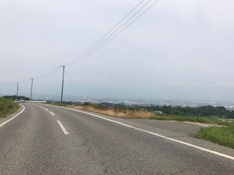 県道63号は諏訪湖を見下ろす絶景地