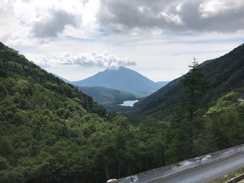 国道120号から湯の湖を見下ろす