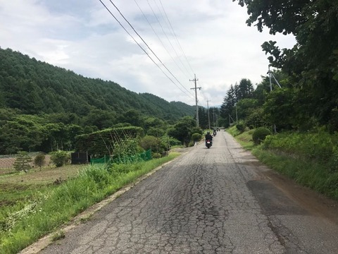 県道152号で東へひと尾根越える