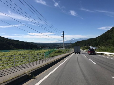 茅野市街まではゆるやかな斜面を下っていく裾野の道