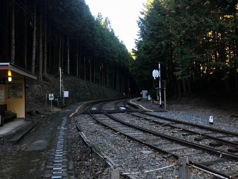 閑蔵駅は静かな佇まいの谷間にある駅