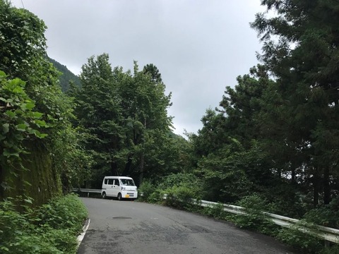 県道172号で山を下る