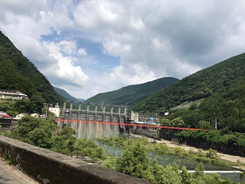 ダムの下流にかかる赤いラインは人道吊橋竜山橋