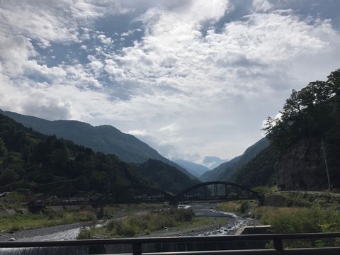 西側の空にはちょっと怪しい雲