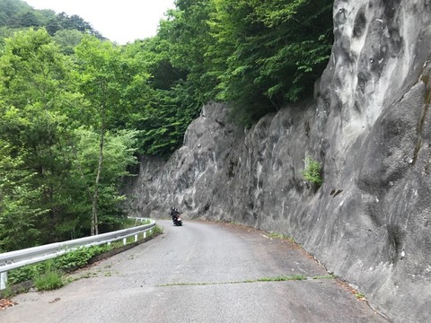 ブドウ峠は気の抜けない道が続く