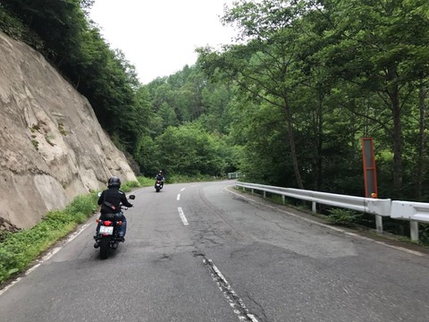 県道480号はちょっと路面補修が多いけどいい道