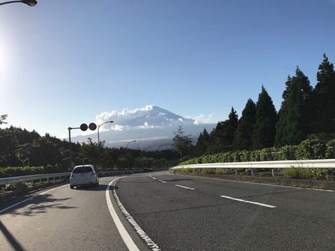 長尾峠の下り道からの富士は絶景