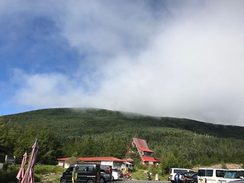 大河原峠の尾根を雲がかすめて抜けていく