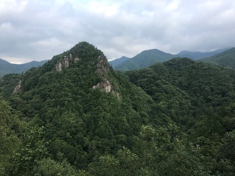 険しい地形の山