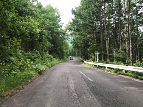 美ヶ原の北側は気の抜けない道