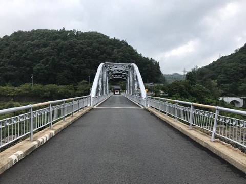 大井ダム直下の東雲橋はすれ違いなしの片側通行