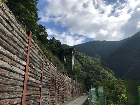 畑薙第一ダムの近くには水路か何かの遺構も